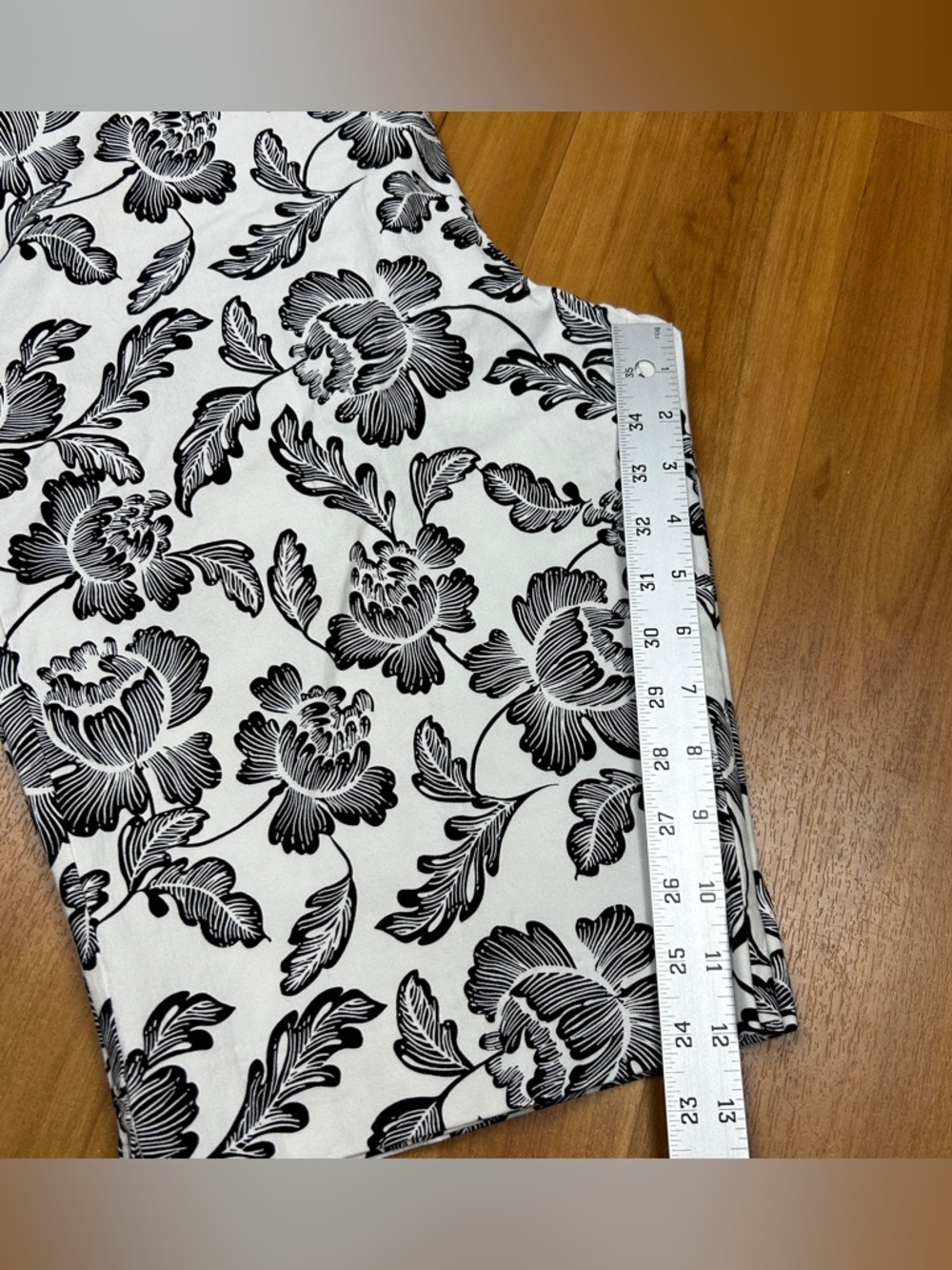 Chicos Floral Shorts Size 3 US 16 Black White Stretch Rayon Cotton Women - Picture 11 of 11